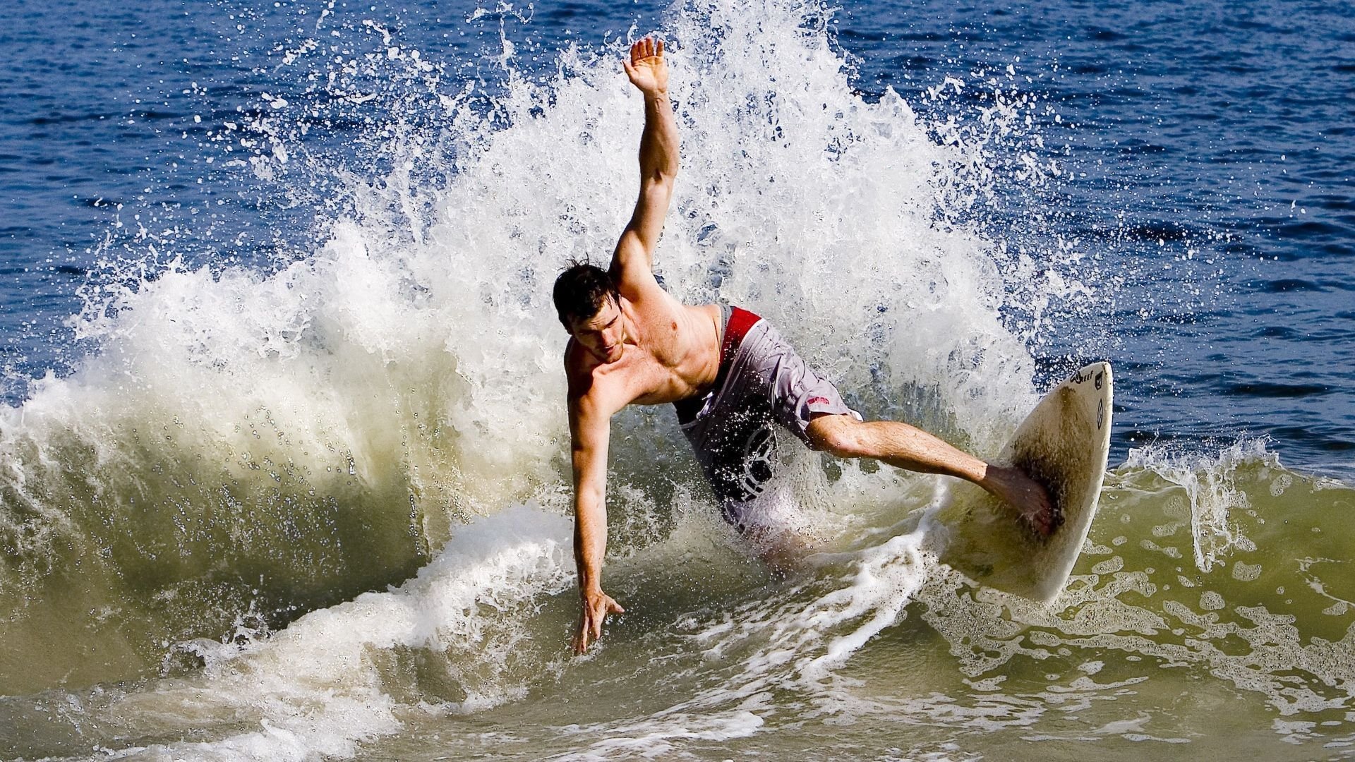 伊朗队战术曝光：在冰地用地毯拖球，伊朗的地毯优点